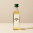 Una botella de aceite con asa sobre un fondo blanco.