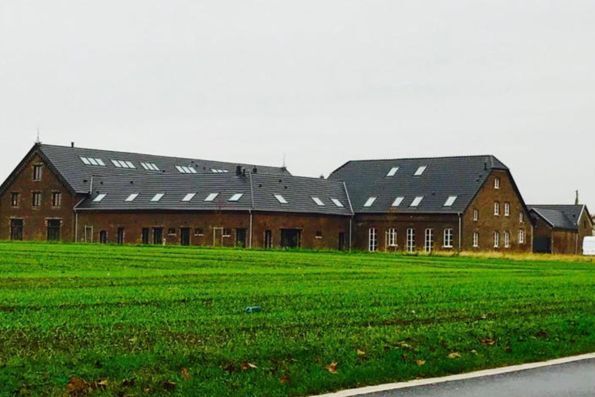 Großes Gebäude auf einem Feld