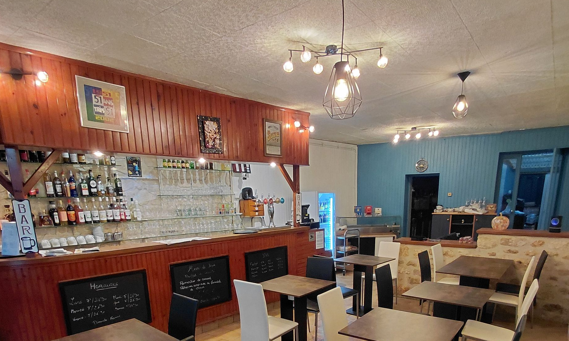 Le mobilier dans la salle de restauration et bar