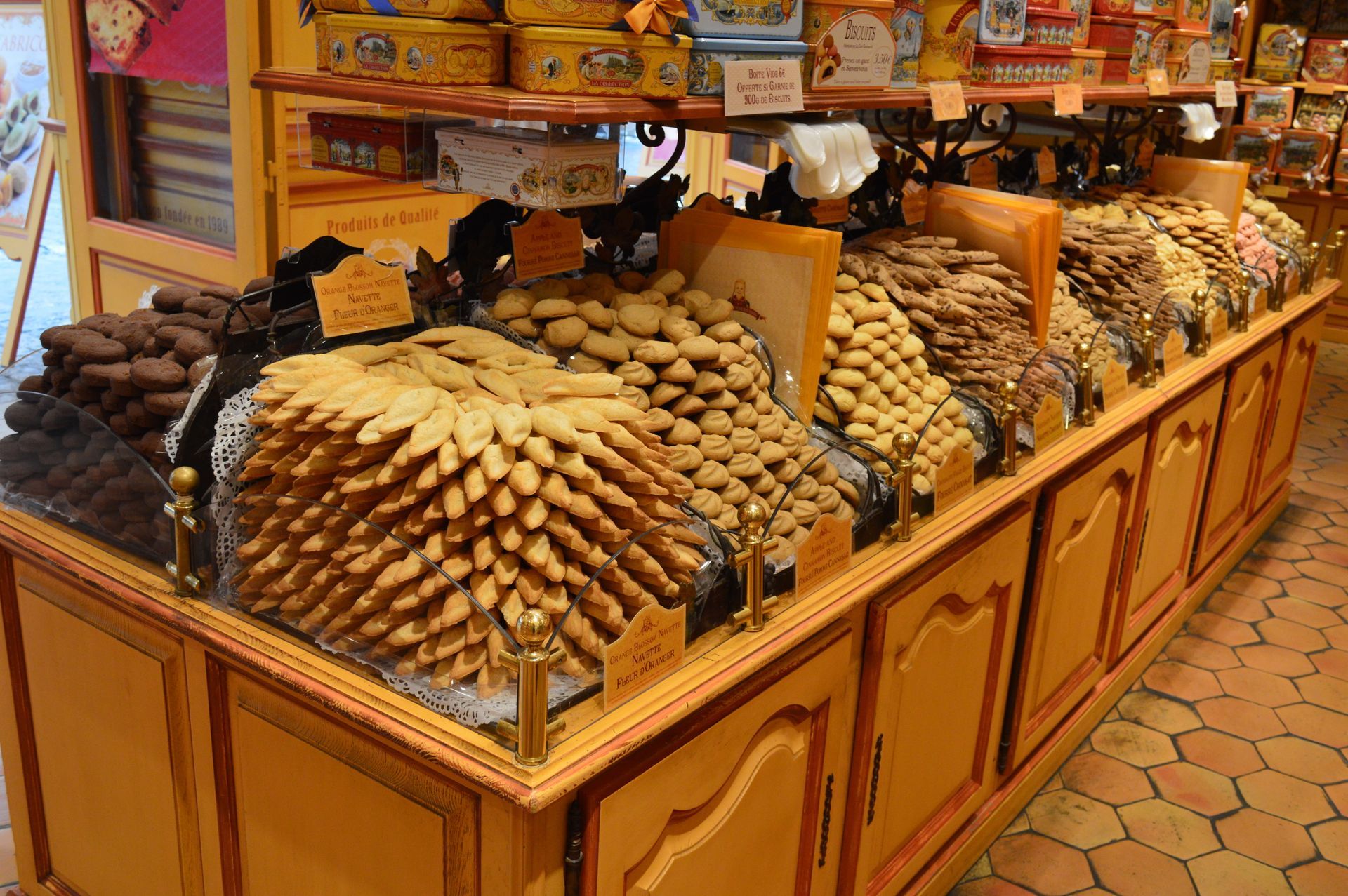 Vitrine en bois remplie de divers biscuits dans une biscuiterie.