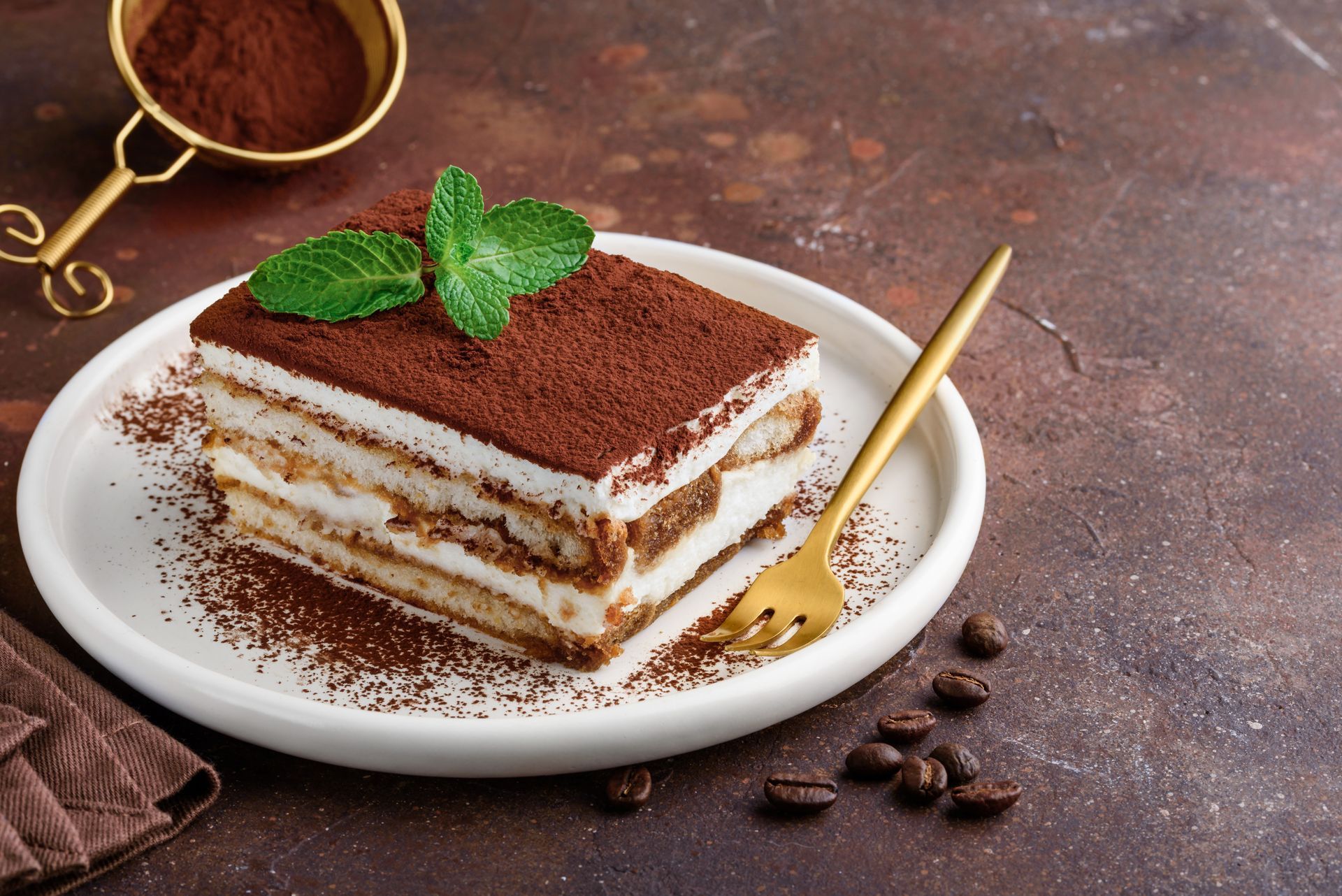 Un tiramisu dans une assiette de couleur blanche