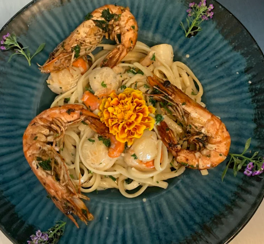 Des crevettes et des linguines dans une assiette plate