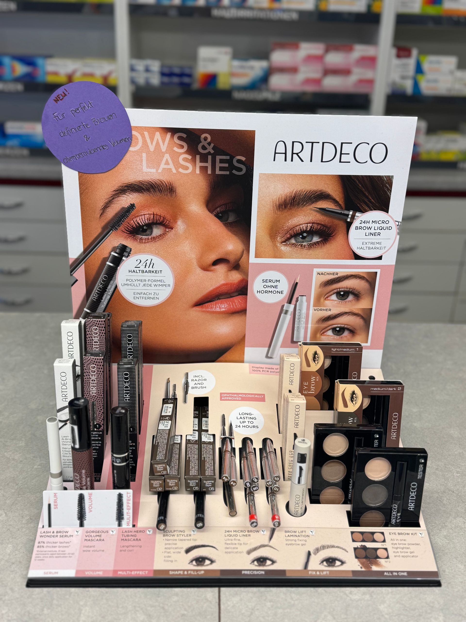 Flaschen „Wilde Lilli“-Likör auf einem dekorativen Tablett, ausgestellt in einem Ladenlokal, mit Preisschild.