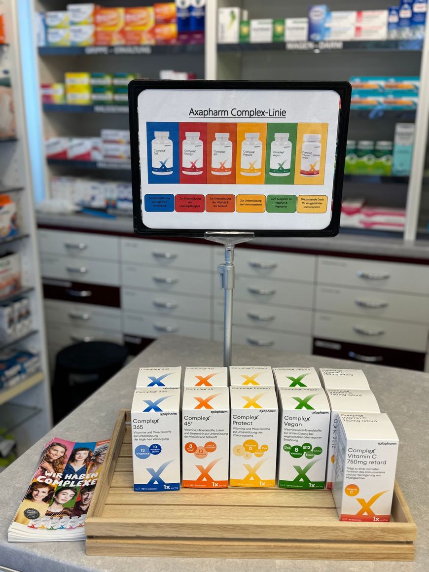 Ausstellung von Vitaminen und Snacks für Kinder mit Zeichentrickfiguren in einer Apotheke.