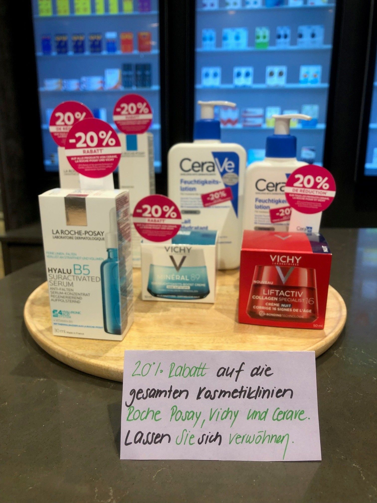 Eine Einzelhandelsausstellung mit Kompressionsstrümpfen, einschließlich Schaufensterpuppen und verpackten Produkten.