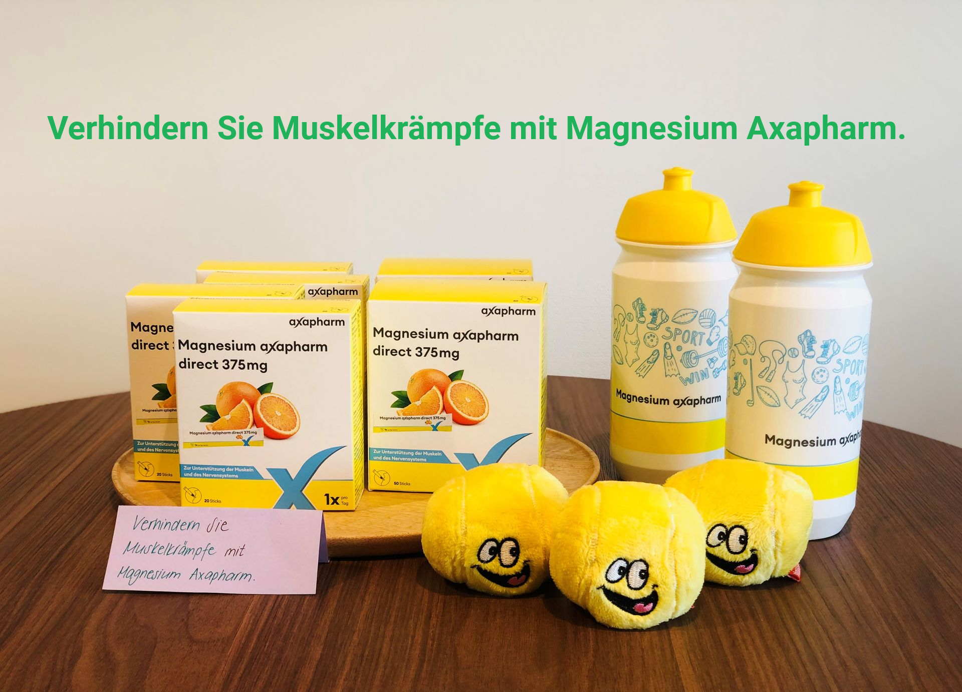 Flaschen „Wilde Lilli“-Likör auf einem dekorativen Tablett, ausgestellt in einem Ladenlokal, mit Preisschild.