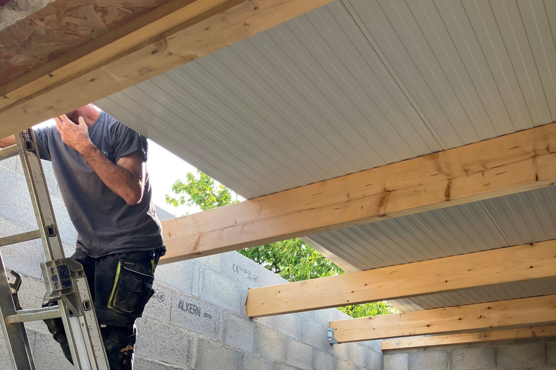 Une charpente en bois en cours de construction.