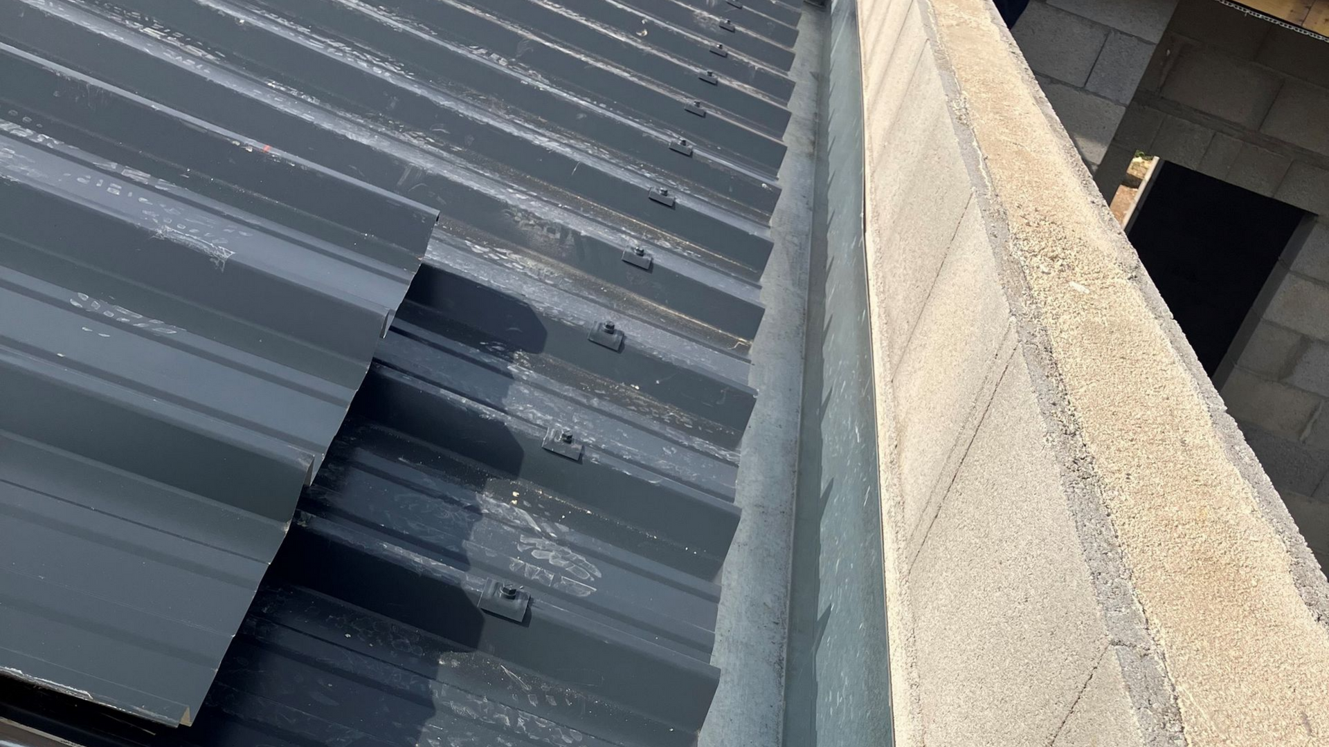Une personne utilisant une scie circulaire pour couper du bois.