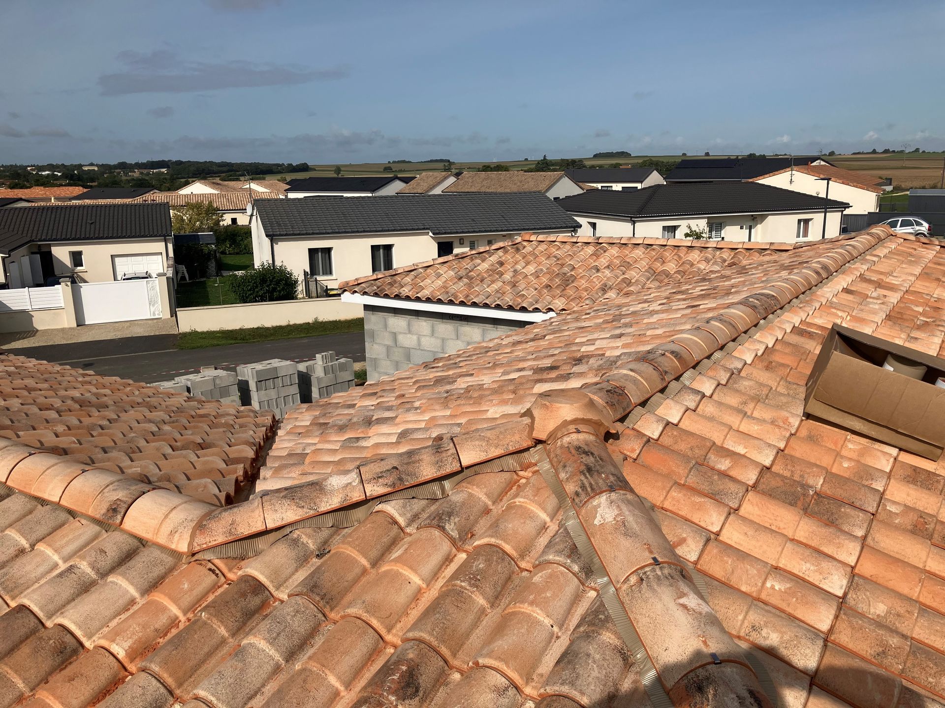 Un toit en tuiles avec un ciel bleu.