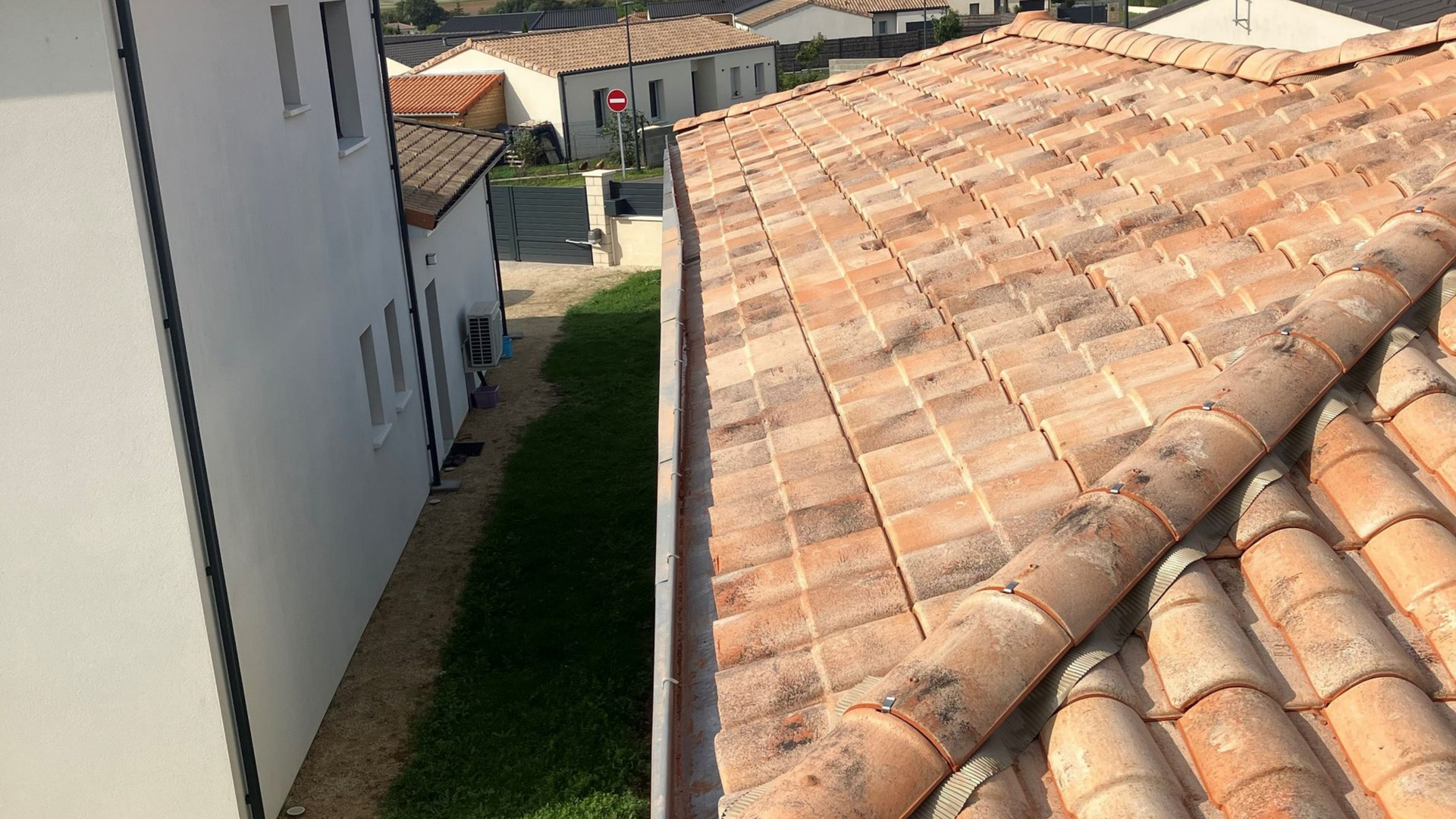 Une toiture sous un ciel bleu.