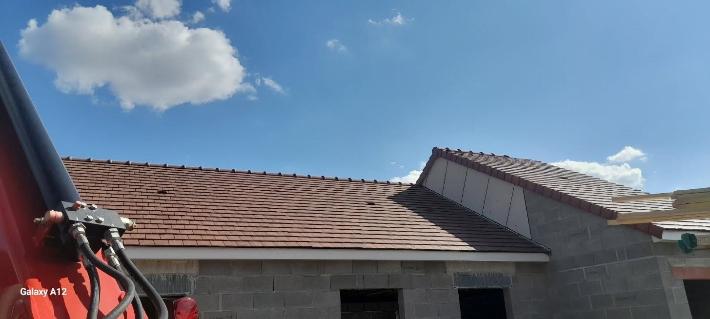 Un toit en tuile avec une gouttière.