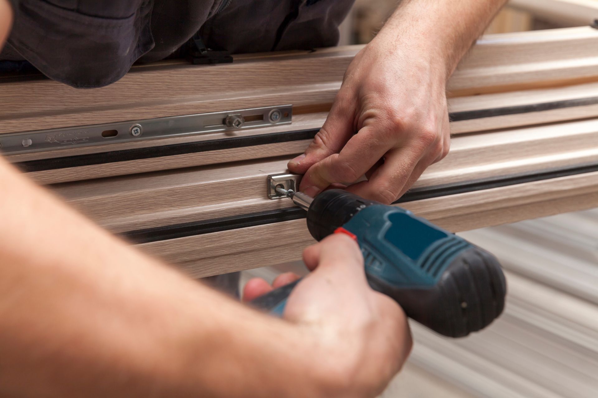 Une personne utilisant une visseuse.