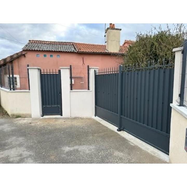 Une fenêtre avec des volets en bois ouverts.