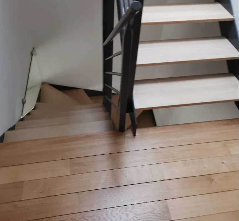 Couloir en bois avec portes blanches