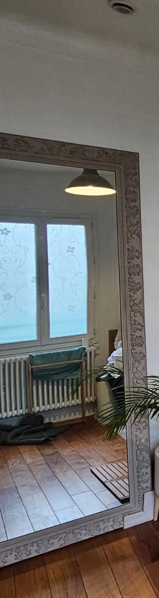 Une pièce avec un grand miroir