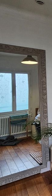 Une pièce avec un grand miroir