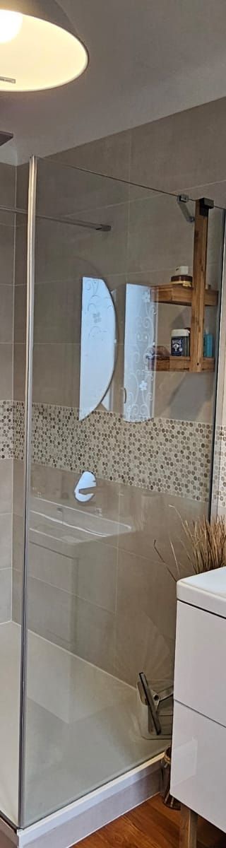 Salle de bains avec porte de douche
