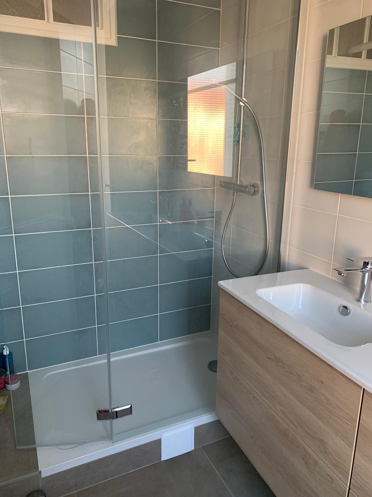 Salle de bains avec douche