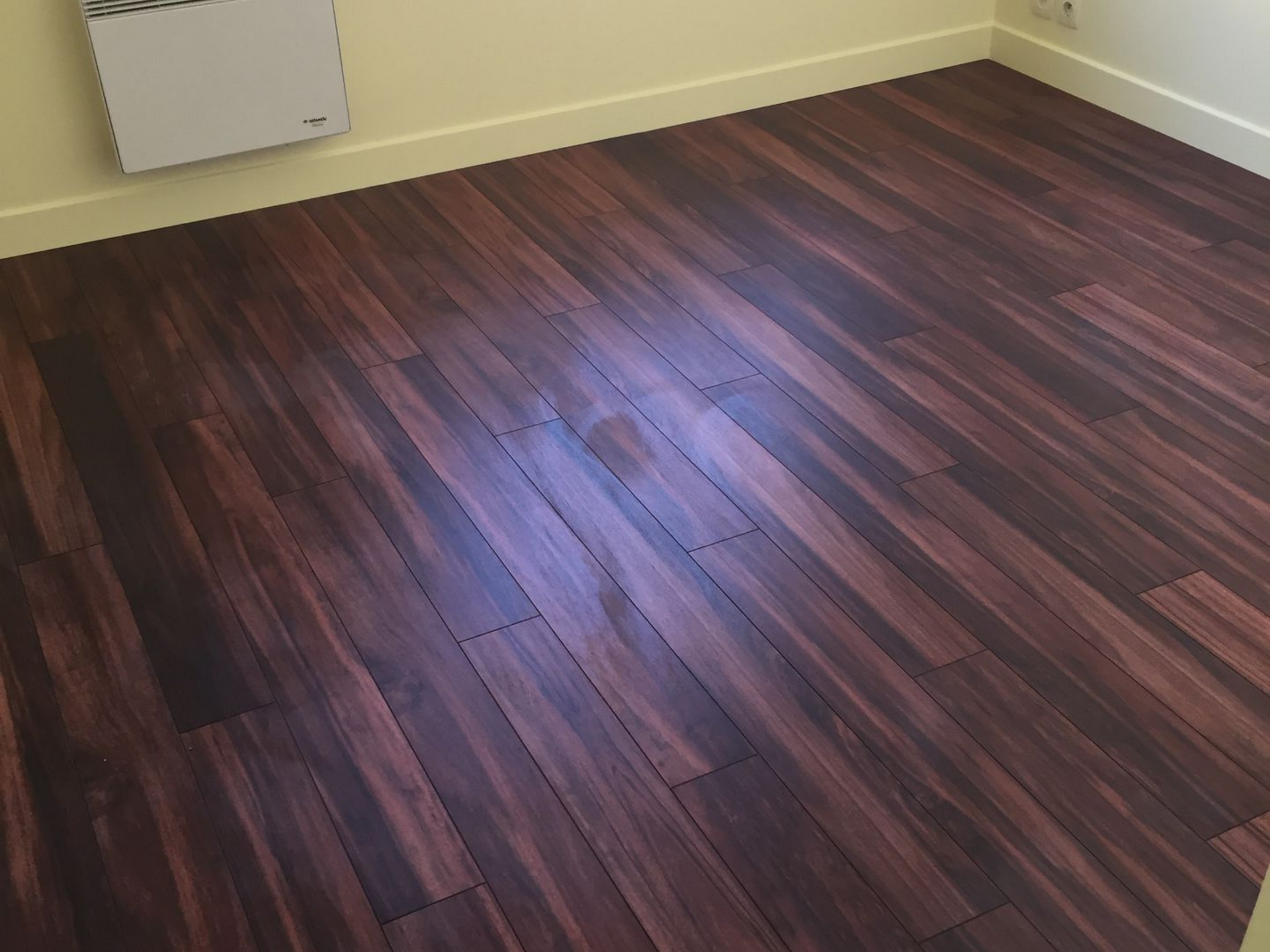 Le sol de la pièce est en bois brun foncé