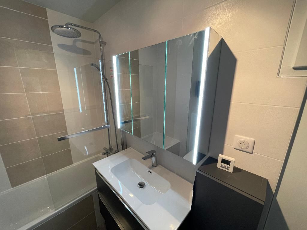 Salle de bains moderne avec lavabo, grand miroir