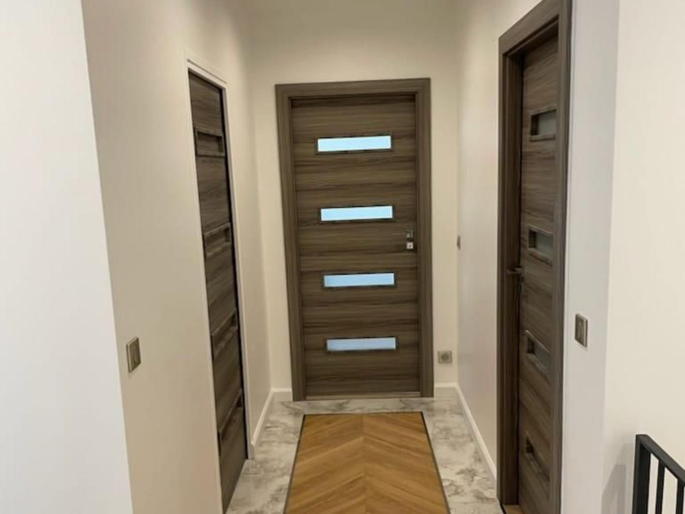 Couloir avec trois portes en bois