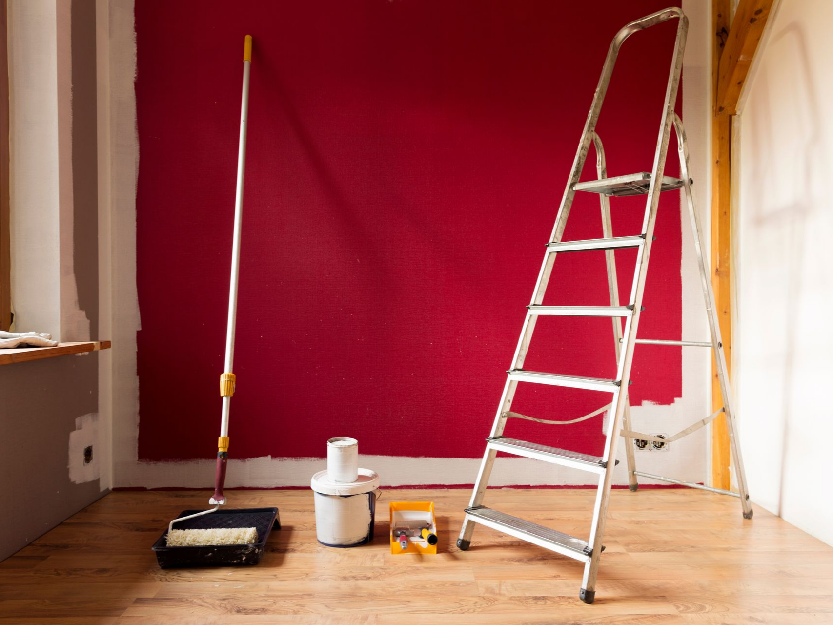 Pièce avec un mur rouge