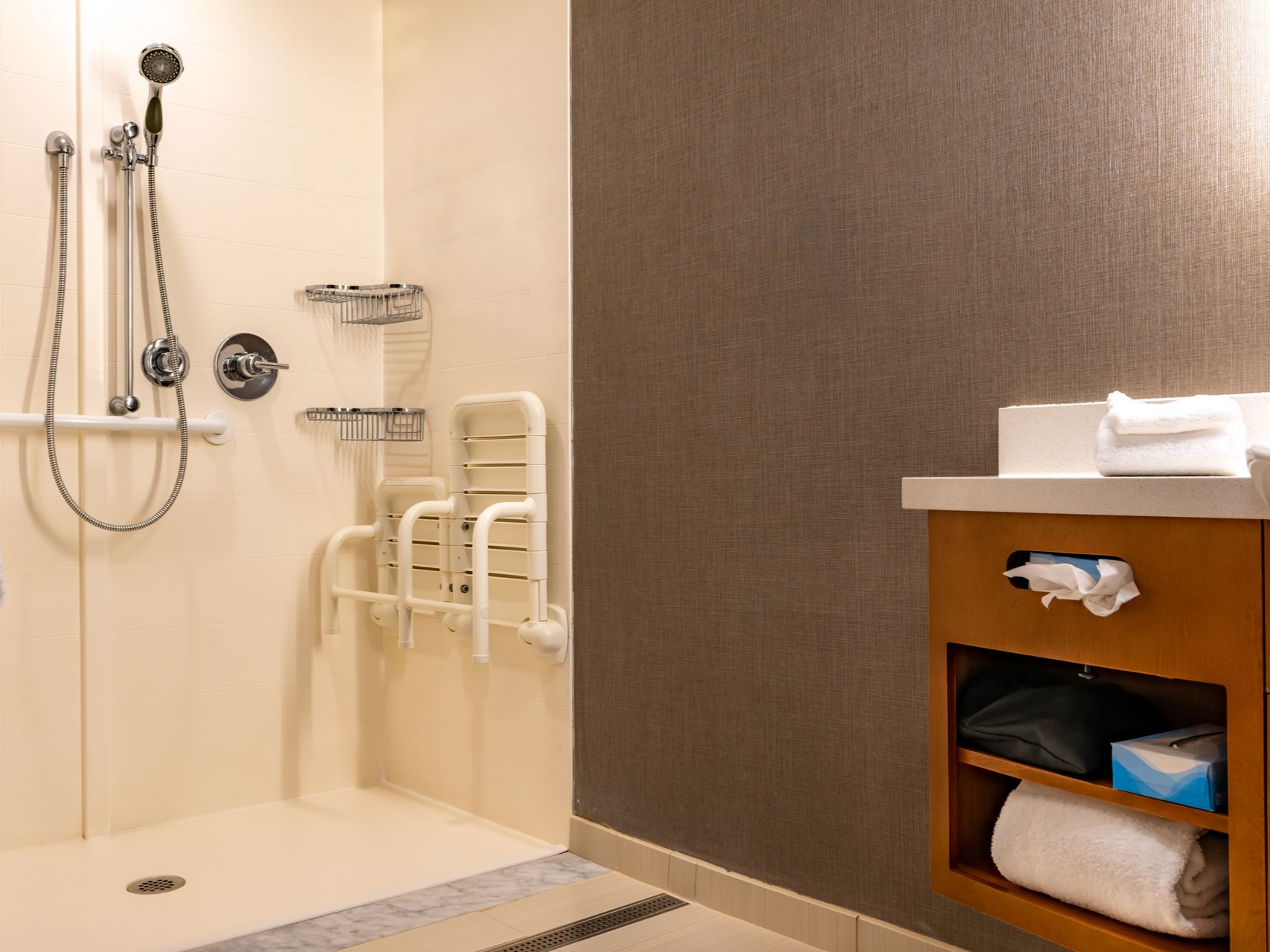 Salle de bain d'hôtel accessible avec douche à l'italienne