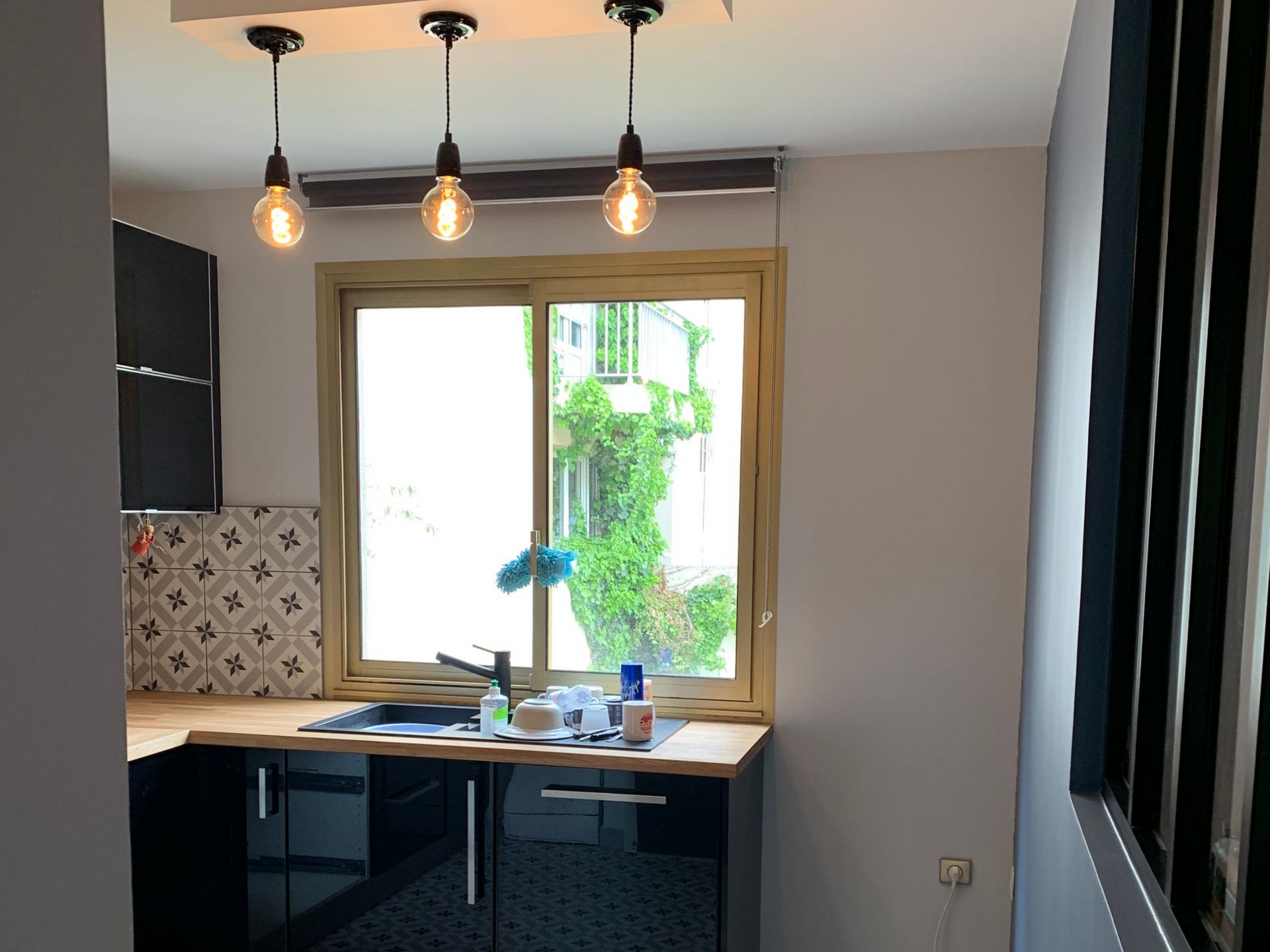 Cuisine avec fenêtre, placards et plan de travail en bois