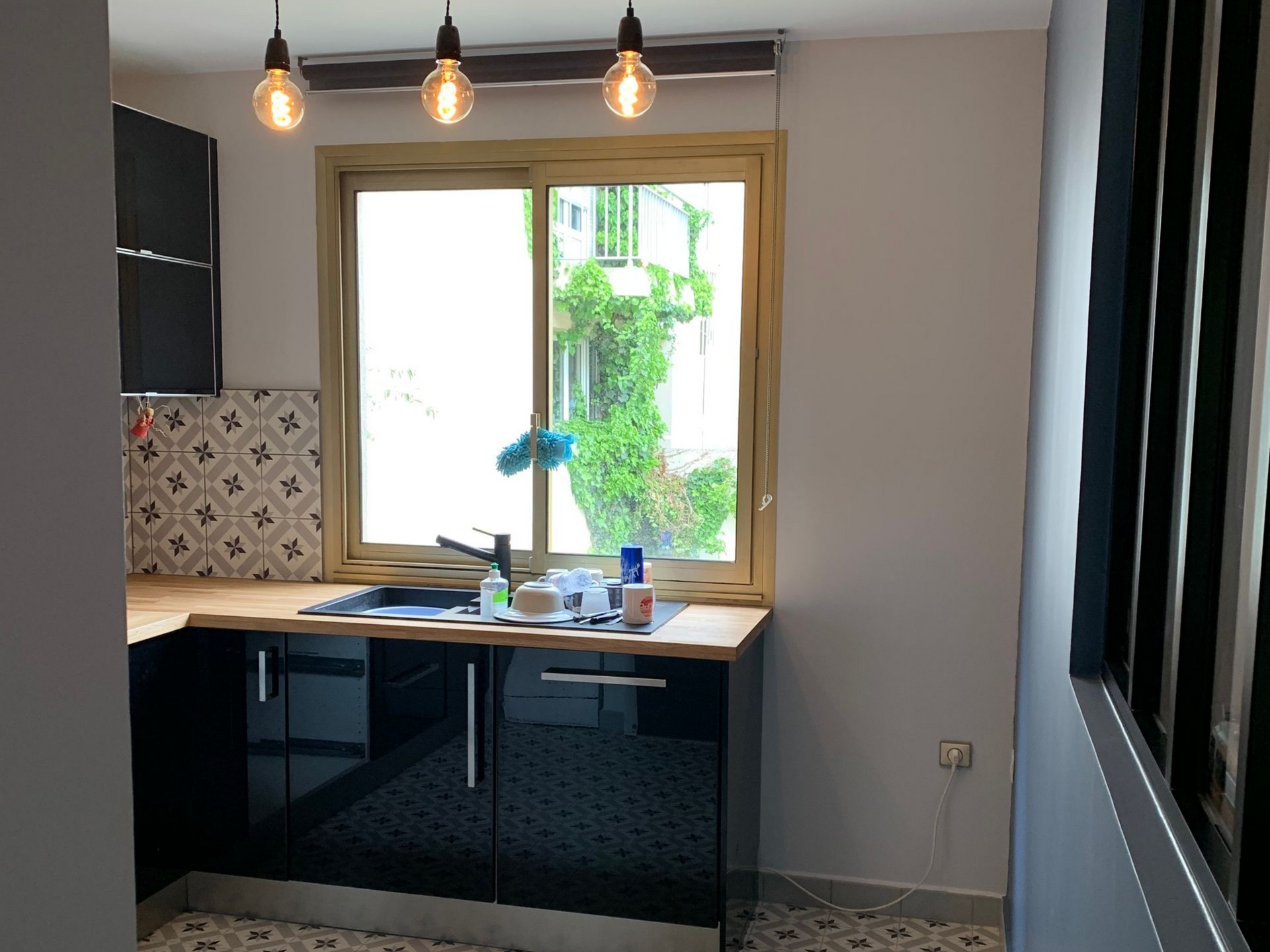 Cuisine aux tons noirs et boisés