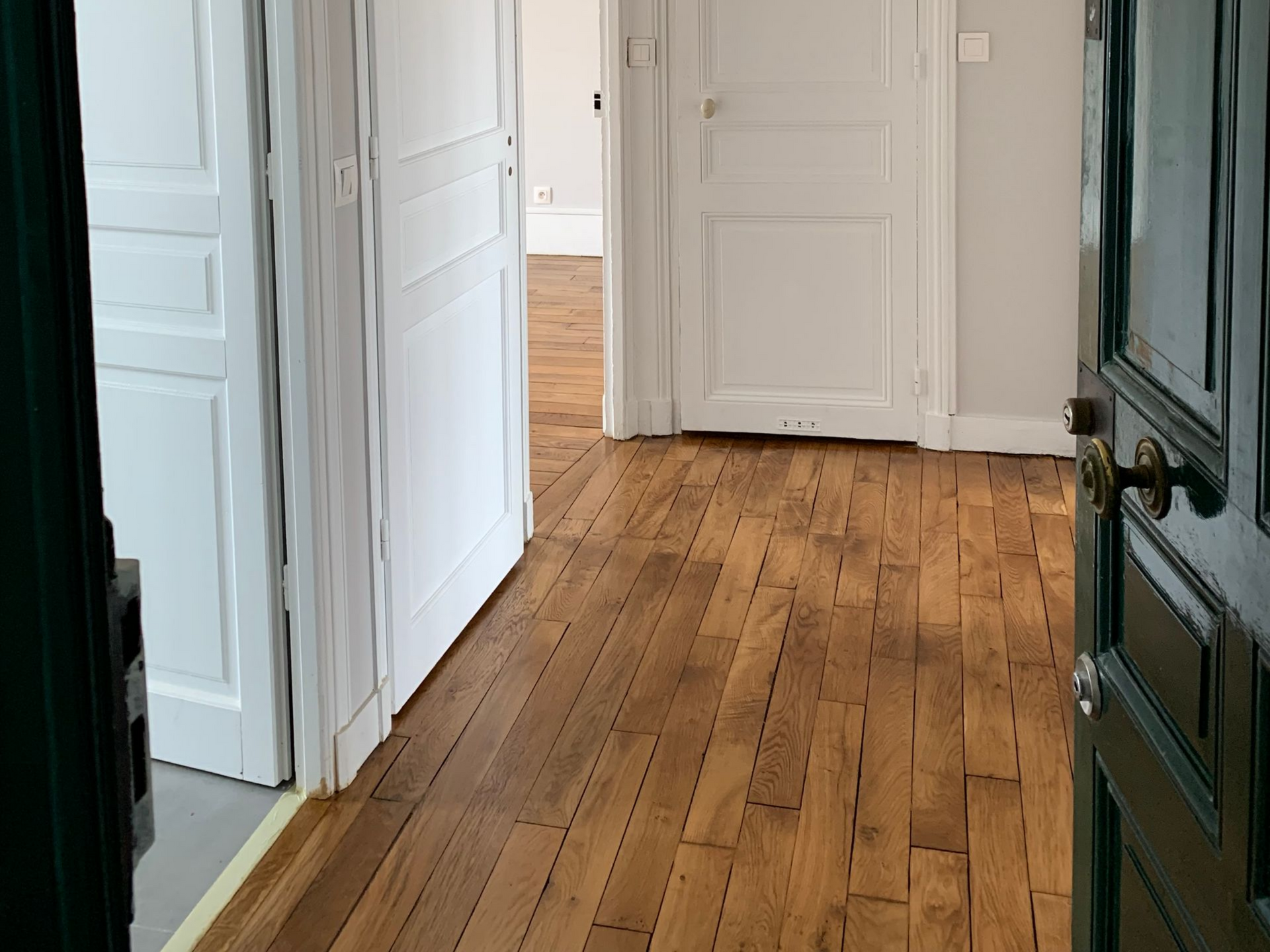 Couloir en bois avec portes blanches