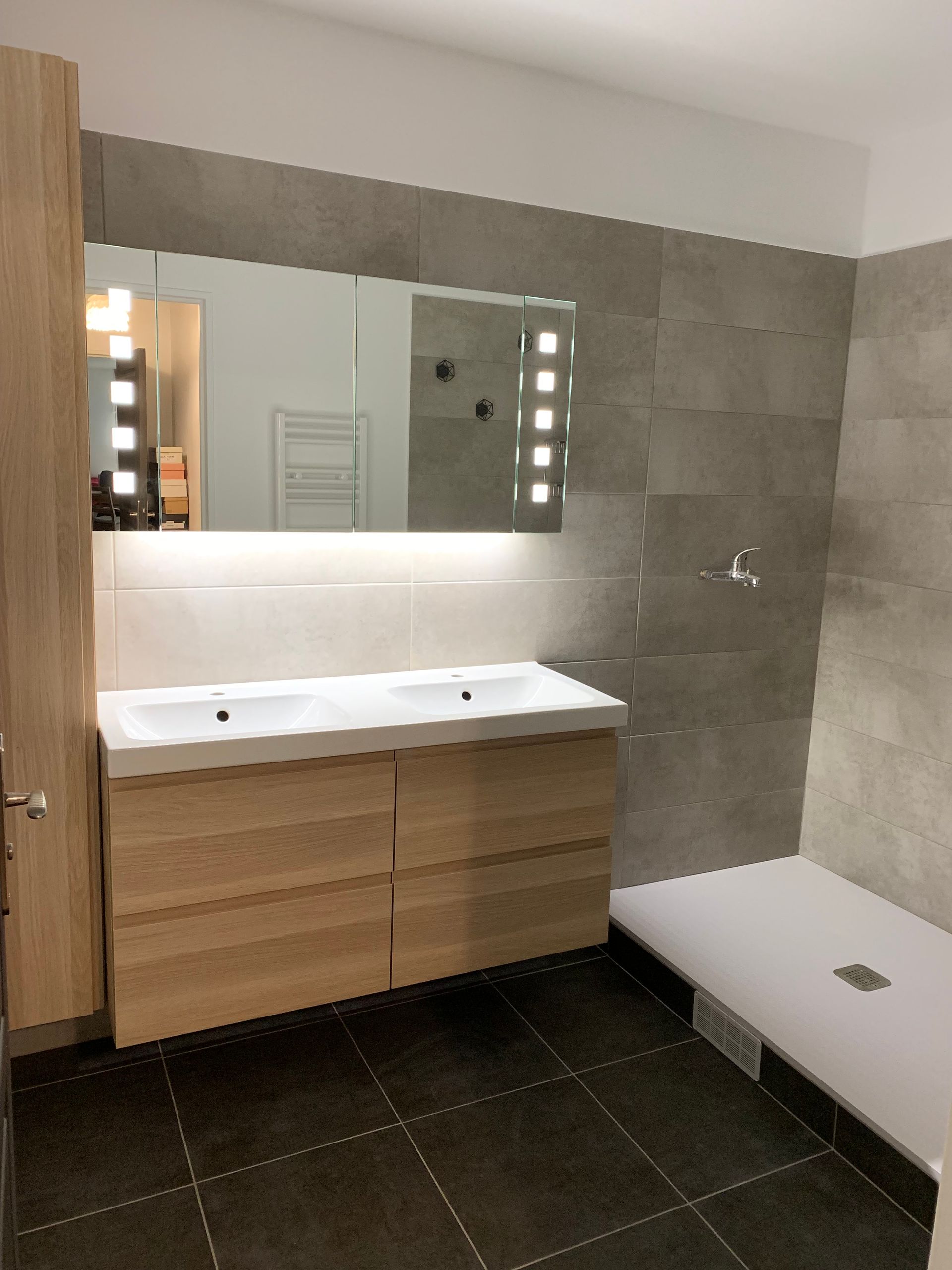 Salle de bains avec meuble-lavabo en bois