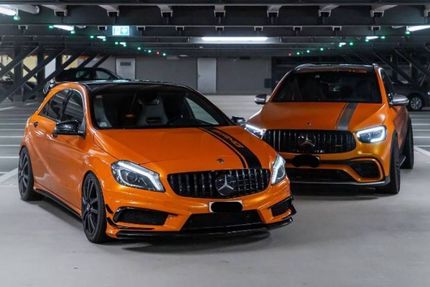 Zwei orange Mercedes