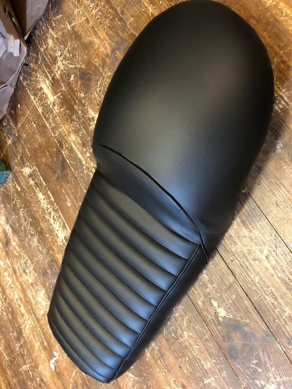 moottoripyörän satula, tekonahka