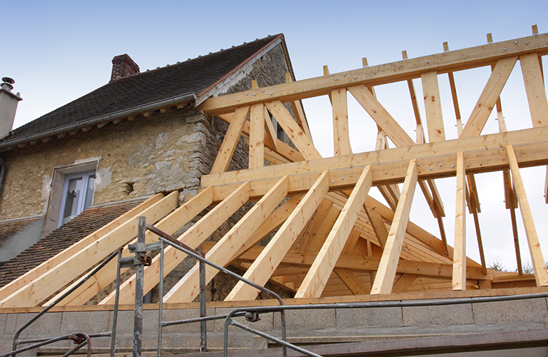 Pose de poutres épaisses sur une maison