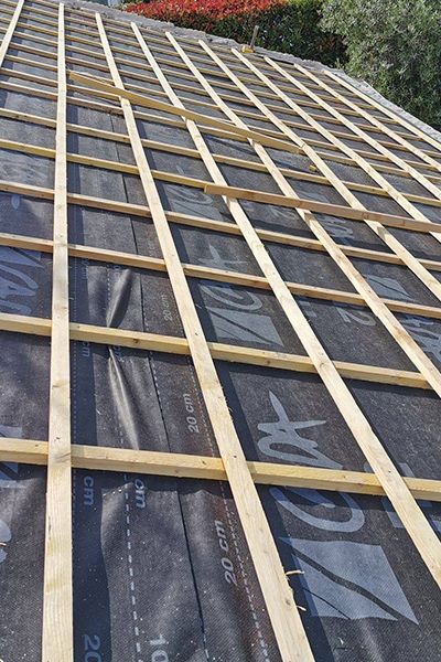 Une charpente en cours de pose