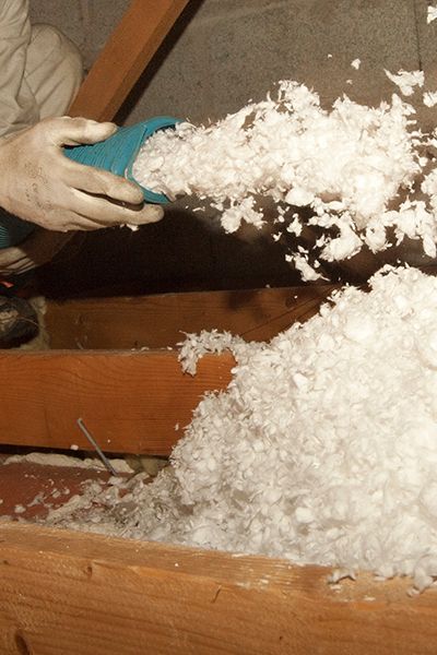 Un artisan qui isole des combles