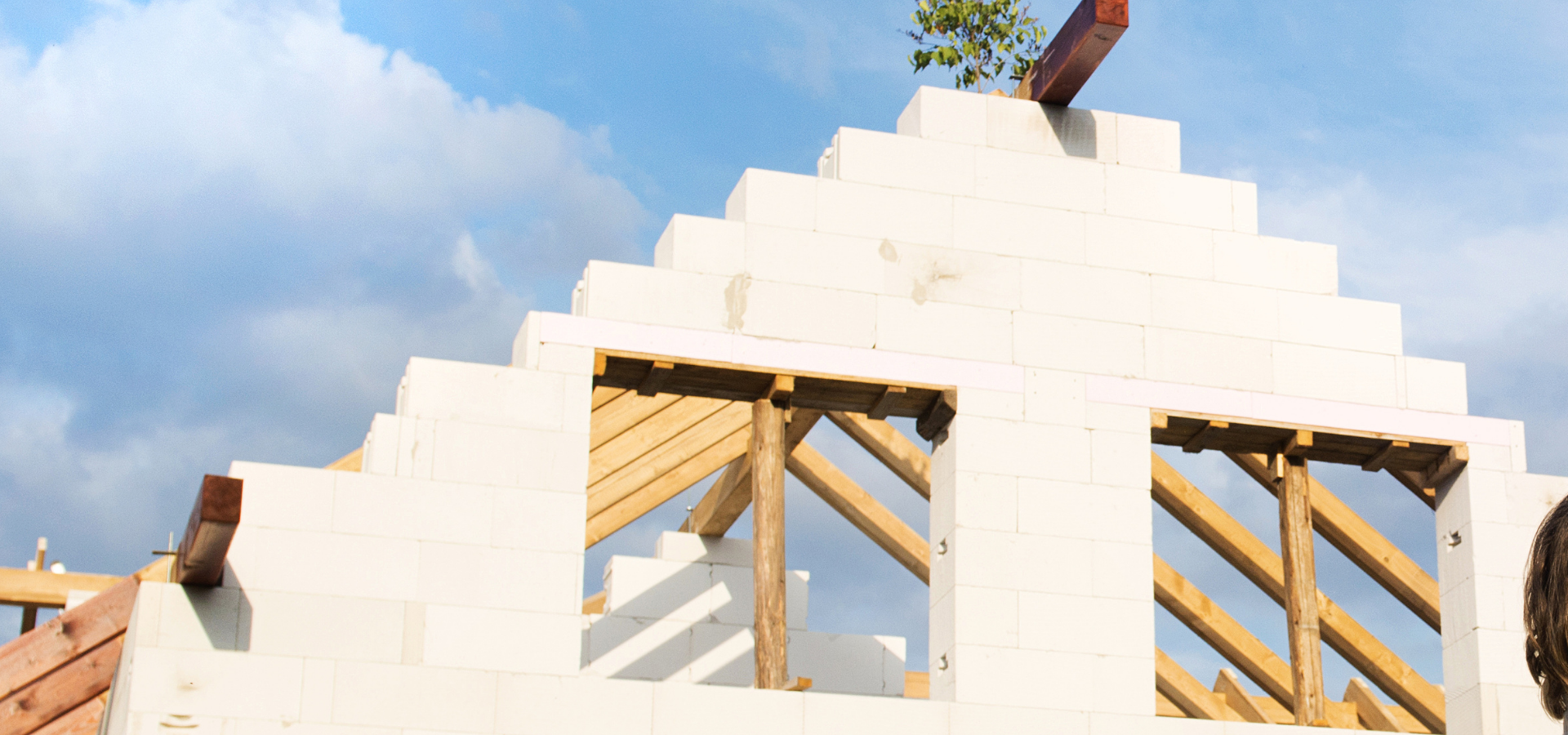 Bâtiment en blocs blancs en construction avec ciel bleu en arrière-plan.