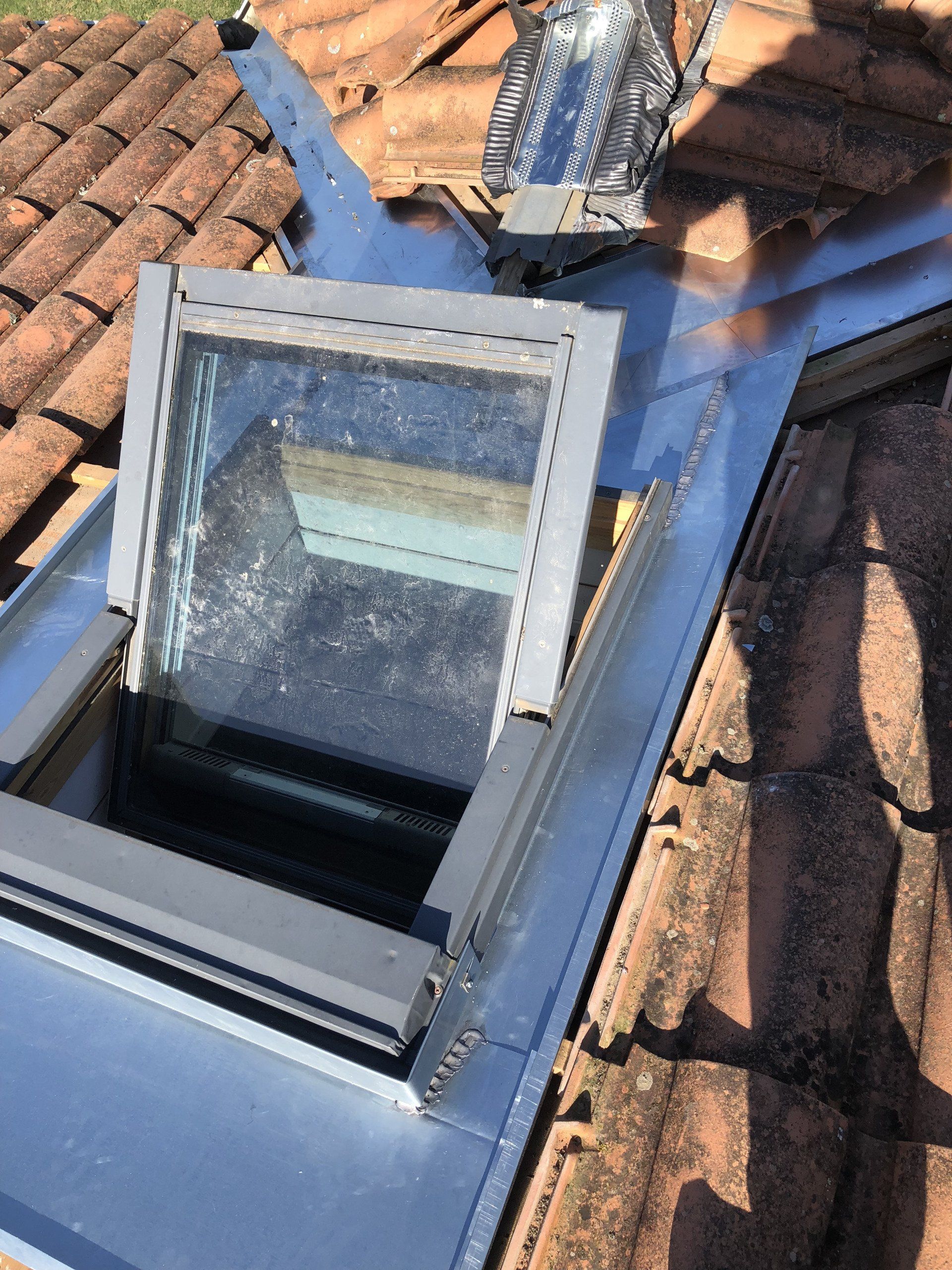 Contour de fenêtre de toit en zinc