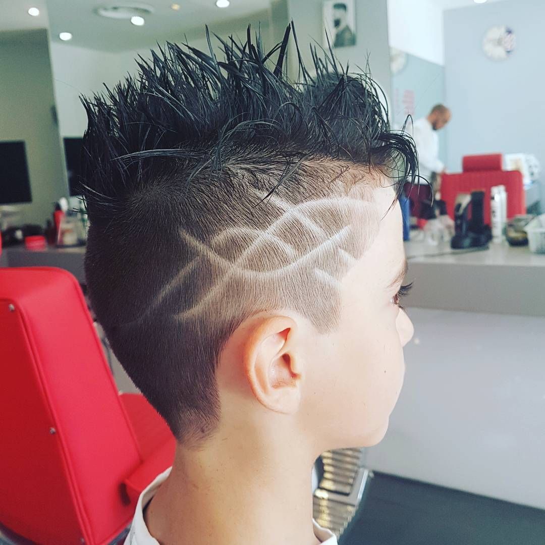 Un enfant se fait couper les cheveux