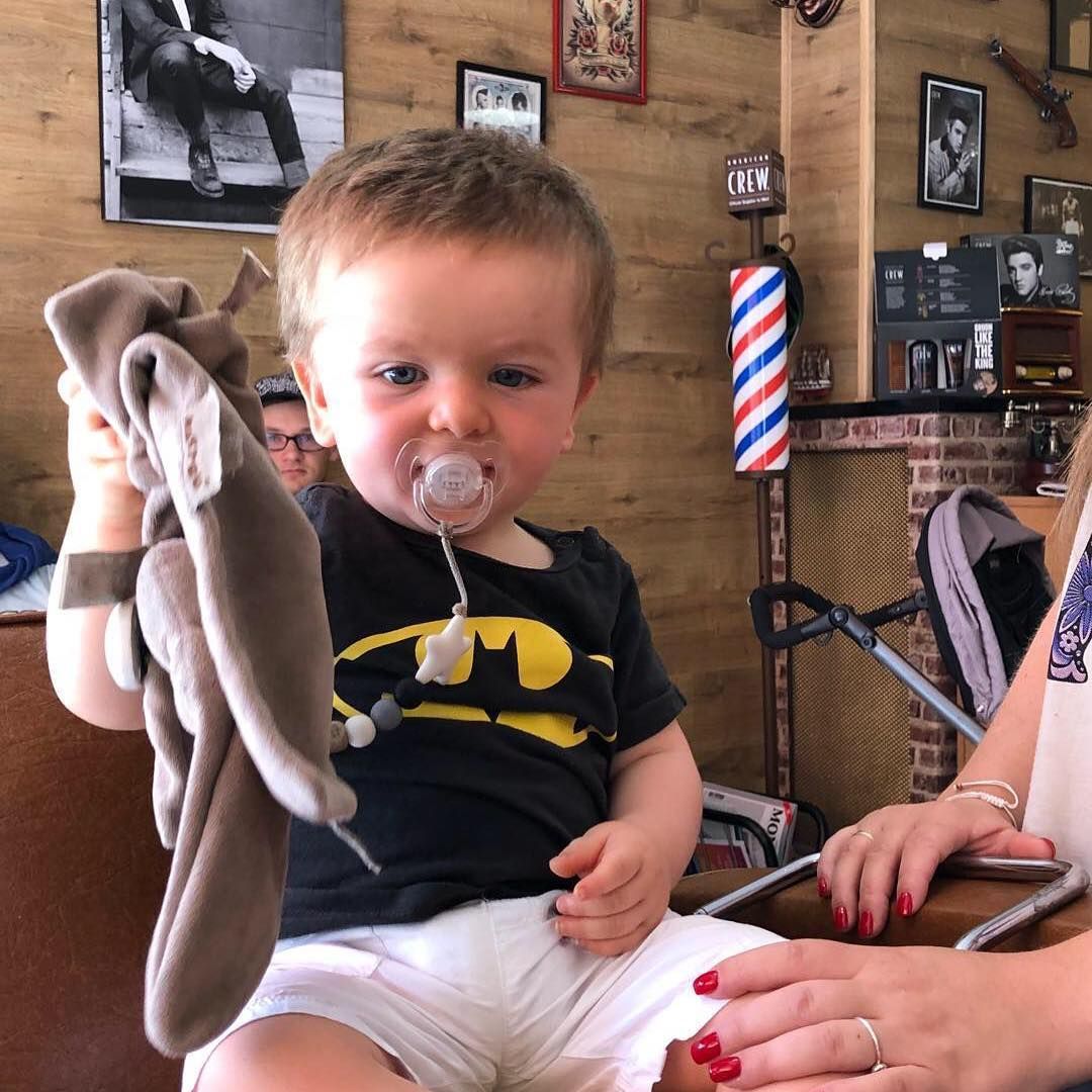 Une coiffure pour homme avec un dégradé et la barbe taillée