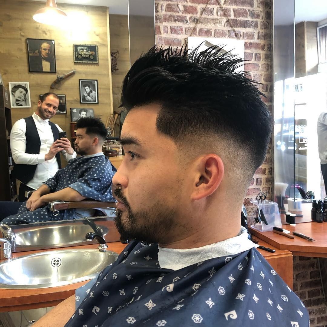 Un homme taille des cheveux avec un peigne