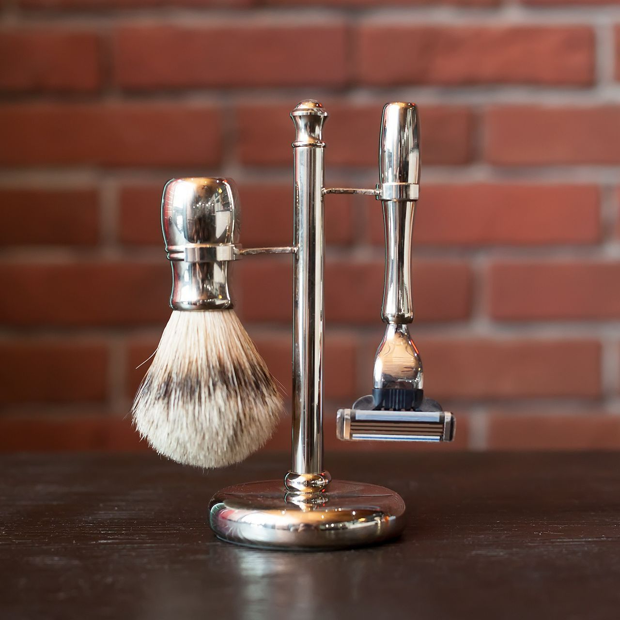 Des accessoires de barbier posés sur un support