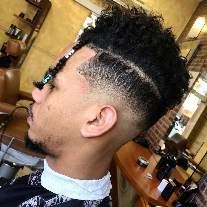 Un coiffeur coupe des cheveux