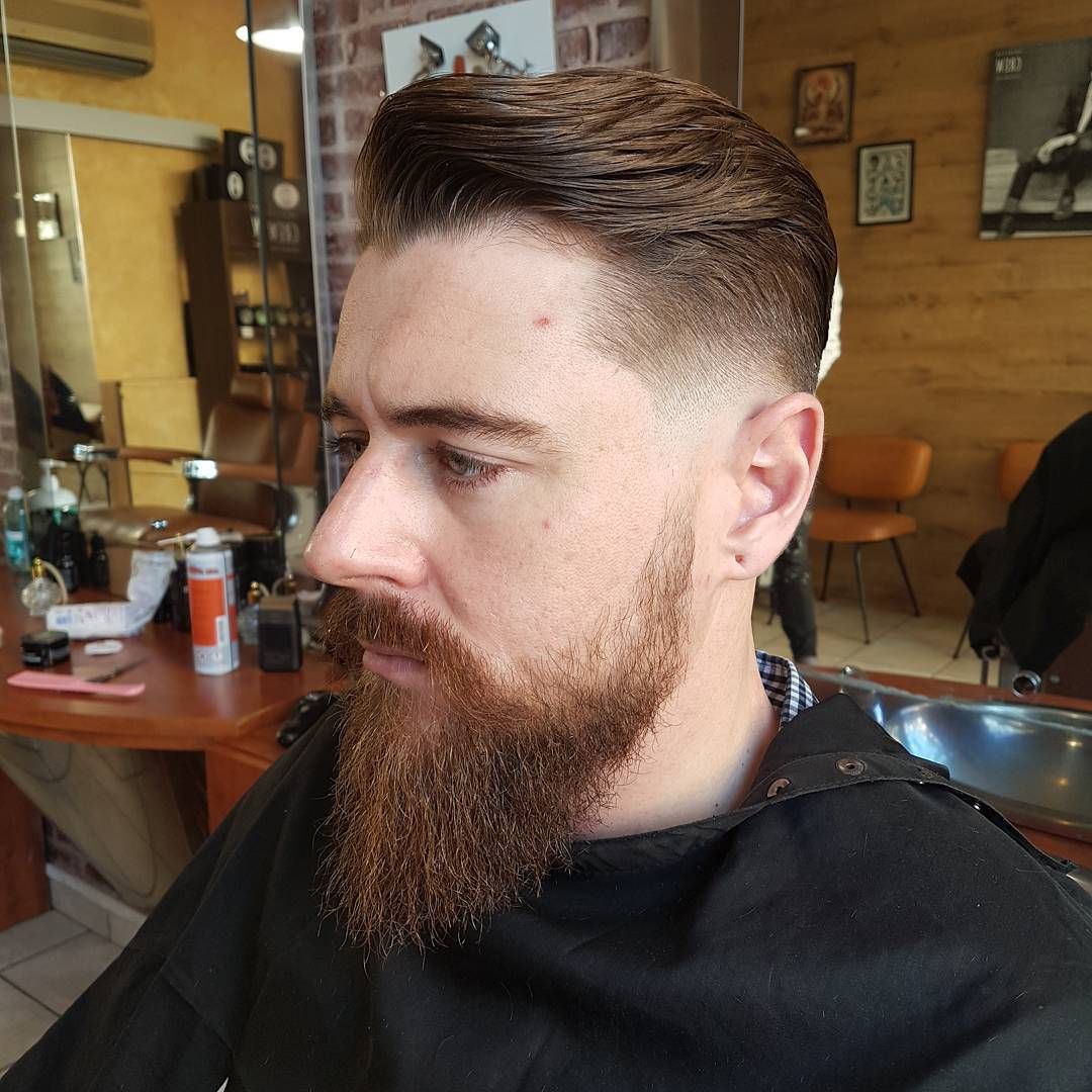 Une personne se fait tailler la barbe