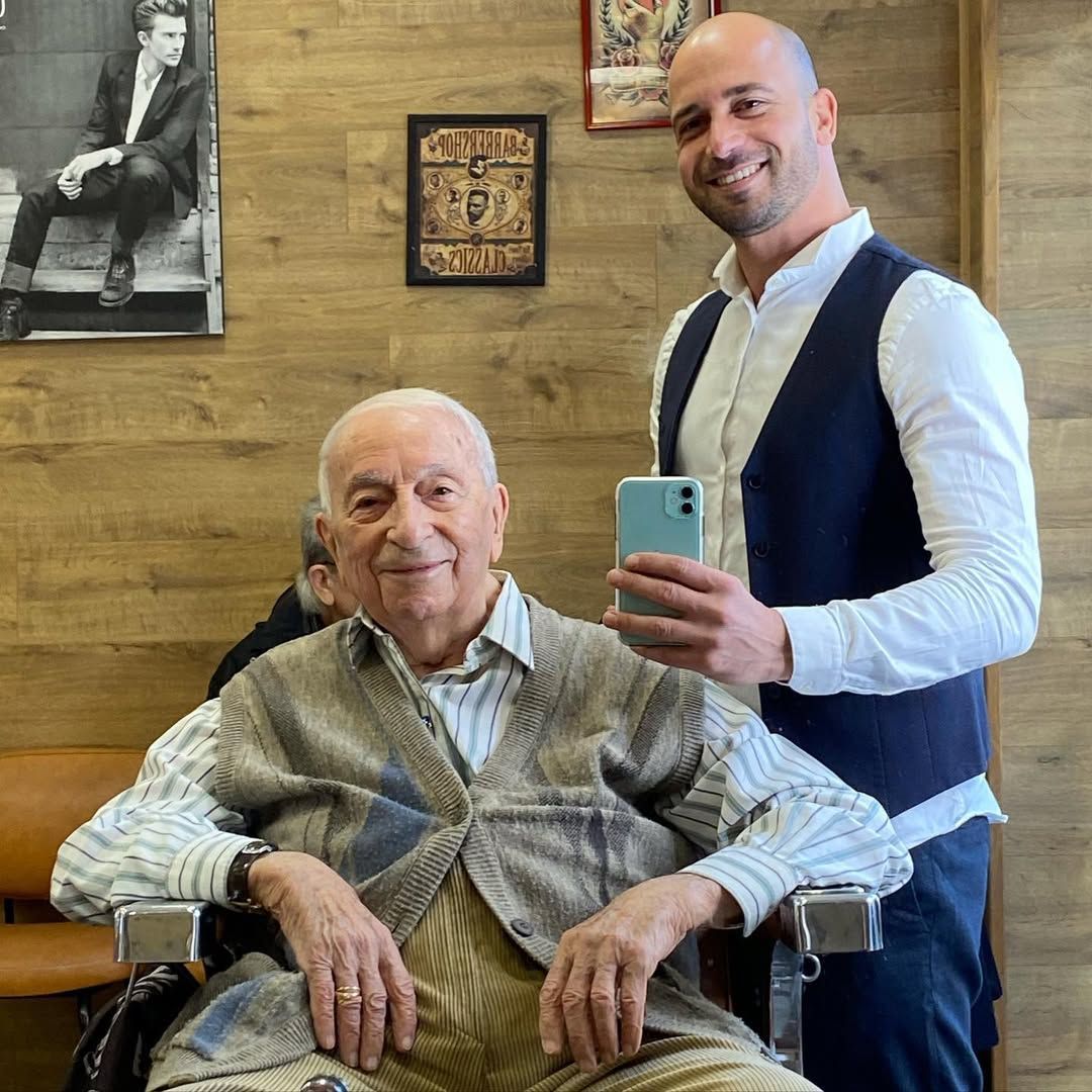 Le coiffeur avec une personne âgée