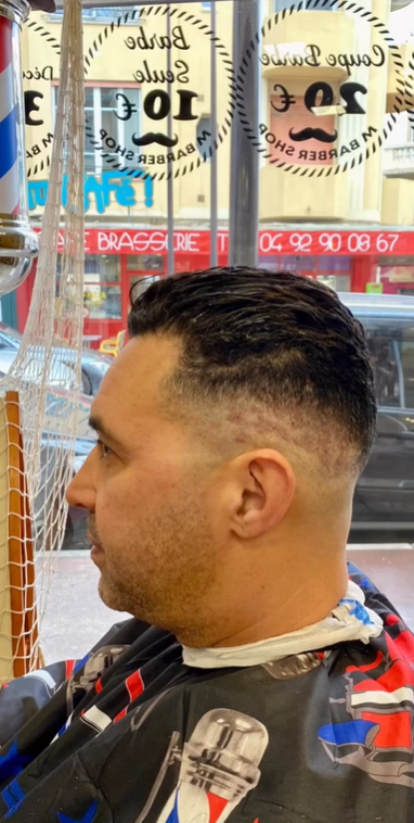 Une coiffure d'homme avec du gel dans les cheveux