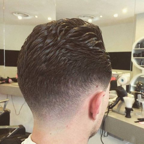 Un homme tond des cheveux