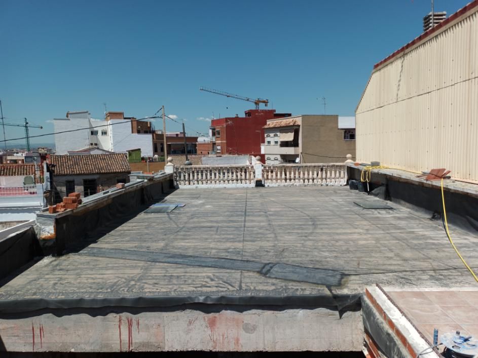Vista de varios edificios desde la azotea en un día soleado. 