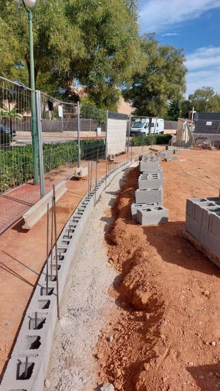 Sitio de construcción con muro de contención de bloques de hormigón en construcción en un parque