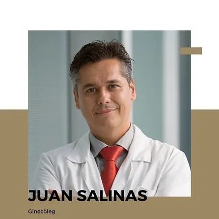 Juan Salinas es un médico que viste bata blanca y corbata roja.
